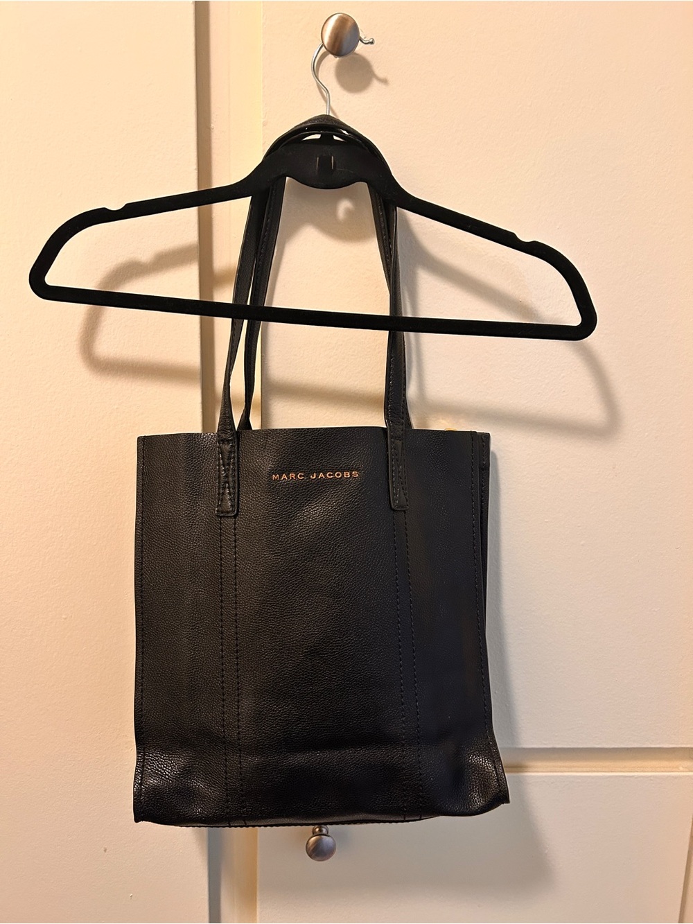 Marc Jacobs Black Pebbled Leather Vertical Tote with Gold Logo - Picture 2 of 7